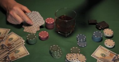 Poker oyuncularının elleri kart ve puro ile