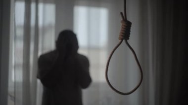 İntihar etmeyi düşünen bunalımlı bir adam.