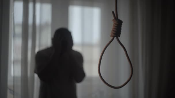 Депрессивный мужчина подумывает о самоубийстве — стоковое видео