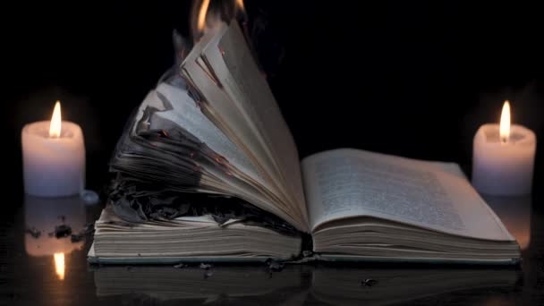 Açık bir kitap yanıyor. — Stok video