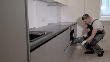 İnşaatçı mutfak mobilya yapısının kurulum kalitesini kontrol eder