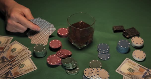 Joueurs de poker mains avec cartes et cigare — Video