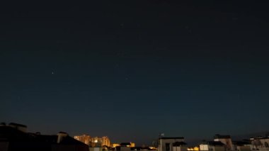 Gece gökyüzünde hareket eden yıldızların zamanı