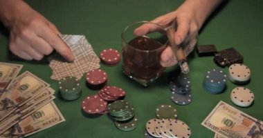 Poker oyuncularının elleri kart ve puro ile