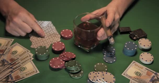 Giocatori di poker mani con carte e sigari — Video Stock