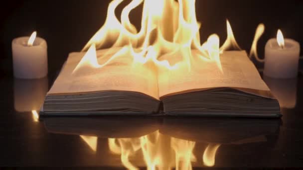 An open book is on fire — Stock Video