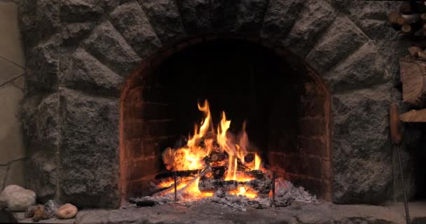 Queimando fogo na lareira — Vídeo de Stock