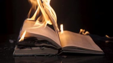 Açık bir kitap yanıyor.