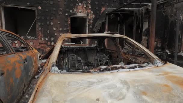 Verbrannte Häuser und Autos durch Artillerie- oder Raketenbeschuss der russischen Armee in der Region Kiew — Stockvideo