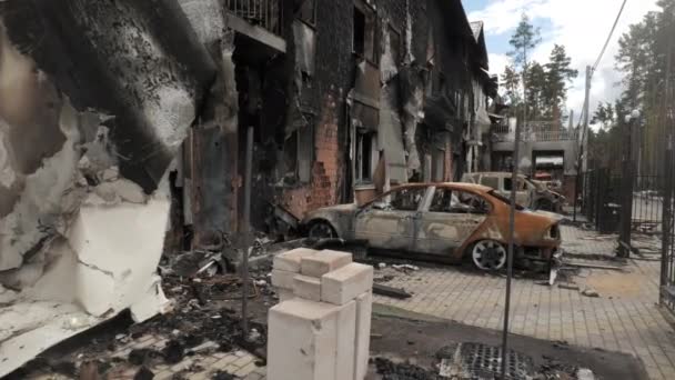 Maisons et voitures incendiées à la suite de tirs d'artillerie ou de roquettes par l'armée russe dans la région de Kiev — Video