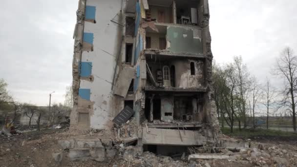 Egy lerombolt lakóépület Borodjanka városában, az orosz hadsereg bombatámadásai következtében. — Stock videók