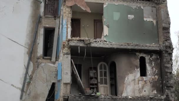 A destroyed residential building in the city of Borodyanka as a result of bomb attacks by the Russian army — Stockvideo