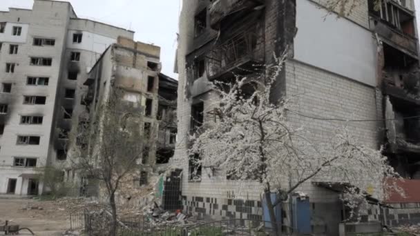 A destroyed residential building in the city of Borodyanka as a result of bomb attacks by the Russian army — Stockvideo