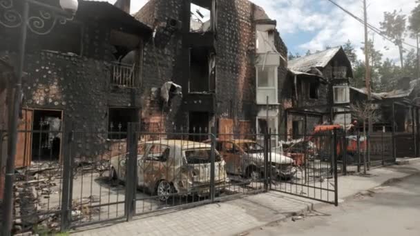 Verbrannte Häuser und Autos durch Artillerie- oder Raketenbeschuss der russischen Armee in der Region Kiew — Stockvideo