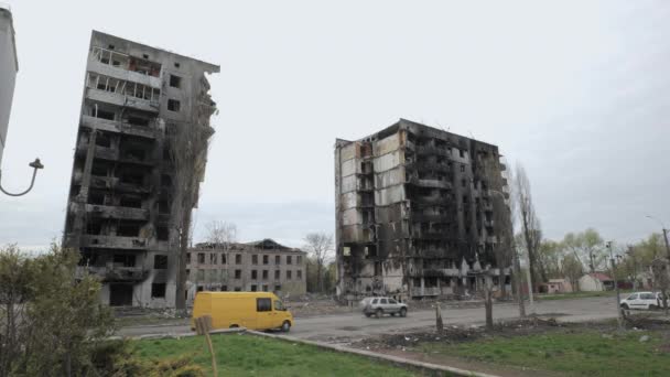 Un edificio residencial destruido en la ciudad de Borodyanka como resultado de los ataques con bombas del ejército ruso — Vídeo de stock