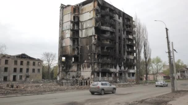 A destroyed residential building in the city of Borodyanka as a result of bomb attacks by the Russian army — Videoclip de stoc
