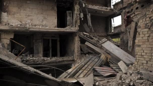 Un edificio residencial destruido en la ciudad de Borodyanka como resultado de los ataques con bombas del ejército ruso — Vídeo de stock