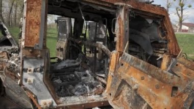 Kyiv yakınlarında Ukrayna askerleriyle yapılan bir savaş sonucunda Rus ordusunun yanmış ve yok edilmiş zırhlı bir aracı.