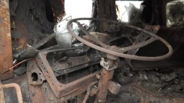 Askerleri taşımak için Rus zırhlı kamyonunun içinde yanmış ve yok edilmiş bir kabin.