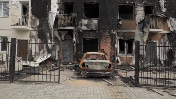Casas y coches quemados como resultado de artillería o disparos de cohetes por el ejército ruso en la región de Kiev — Vídeo de stock