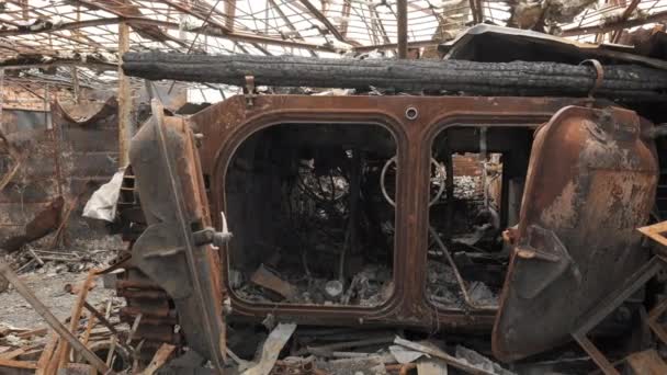 Burnt and destroyed armored personnel carrier of the Russian army as a result of the battle with the Ukrainian troops — Stock videók