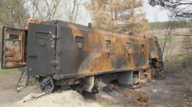 Askerleri taşımak için Rus zırhlı kamyonunu yaktılar ve yok ettiler.