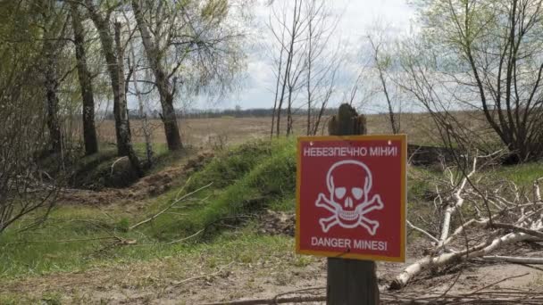 A sign with an inscription in Ukrainian and English Danger of mines — Stock Video