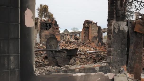 Sebuah bangunan perumahan yang hancur di kota Borodyanka sebagai akibat dari serangan bom oleh tentara Rusia — Stok Video