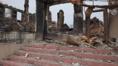 Rus ordusunun bombalı saldırıları sonucu Borodyanka şehrinde yıkılmış bir yerleşim yeri.