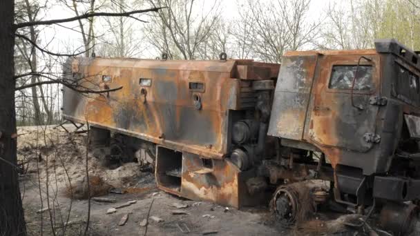 Spalone i zniszczone rosyjskie opancerzone ciężarówki wojskowe do transportu żołnierzy — Wideo stockowe