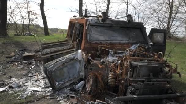Un coche blindado quemado y destruido del ejército ruso como resultado de una batalla con tropas ucranianas cerca de Kiev — Vídeo de stock