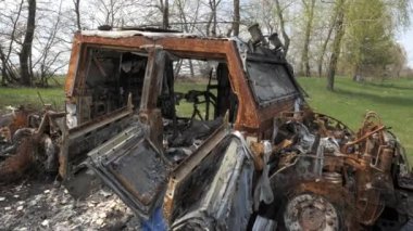 Kyiv yakınlarında Ukrayna askerleriyle yapılan bir savaş sonucunda Rus ordusunun yanmış ve yok edilmiş zırhlı bir aracı.