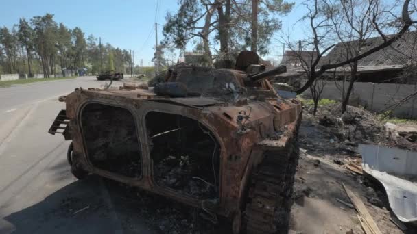 Burnt and destroyed armored personnel carrier of the Russian army as a result of the battle with the Ukrainian troops — Stock videók