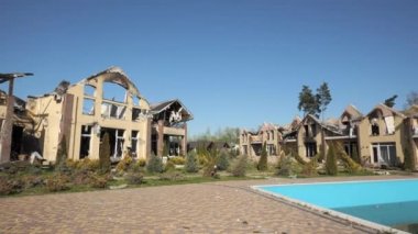 Rus ordusunun bombardımanı sonucu Kyiv bölgesinde yıkılmış bir yerleşim yeri.