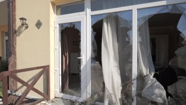 Broken windows in a residential building in the Kyiv region as a result of shelling by the Russian army. — Stockvideo