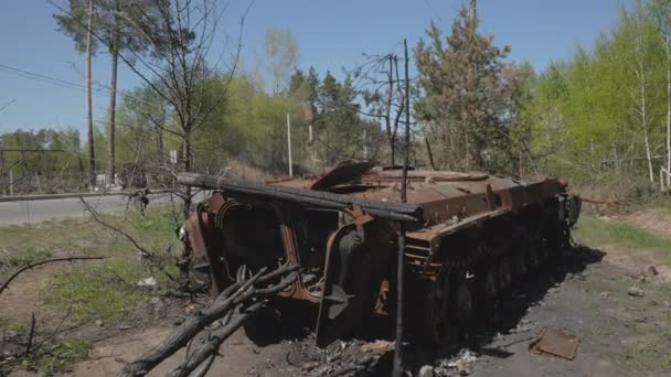 Burnt and destroyed armored personnel carrier of the Russian army as a result of the battle with the Ukrainian troops — Stockvideo