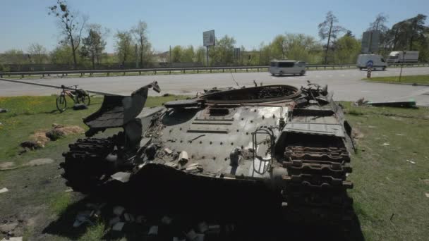 Los restos de un tanque quemado y destruido del ejército ruso como resultado de una batalla con las tropas ucranianas — Vídeo de stock