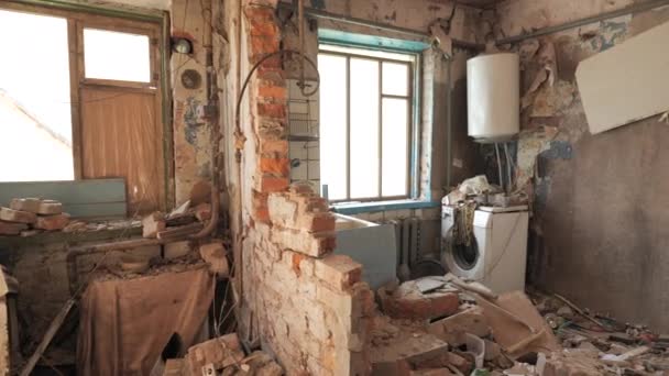 A destroyed apartment in a house shelled by the Russian army — Stockvideo