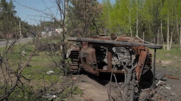 Burnt and destroyed armored personnel carrier of the Russian army as a result of the battle with the Ukrainian troops — Video Stock