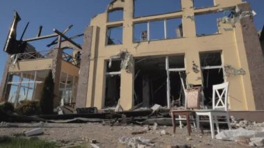 Rus ordusunun bombardımanı sonucu Kyiv bölgesinde yıkılmış bir yerleşim yeri.