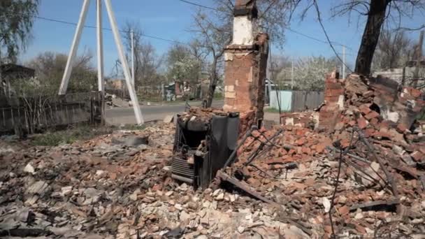 由于俄罗斯军队的炮击，基辅地区一座被毁的住宅建筑 — 图库视频影像