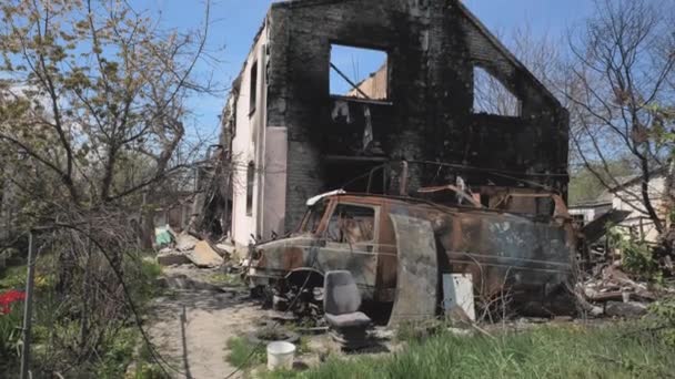 由于俄罗斯军队的炮击，基辅地区一座被毁的住宅建筑 — 图库视频影像