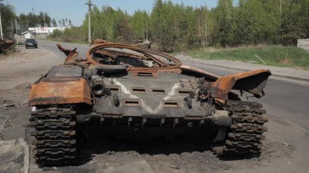 Os restos de um tanque queimado e destruído do exército russo como resultado de uma batalha com as tropas ucranianas — Vídeo de Stock