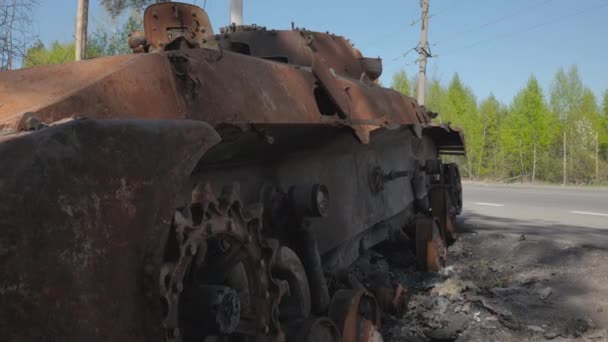 Transport de troupes blindé brûlé et détruit de l'armée russe à la suite de la bataille avec les troupes ukrainiennes — Video