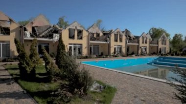 Rus ordusunun bombardımanı sonucu Kyiv bölgesinde yıkılmış bir yerleşim yeri.