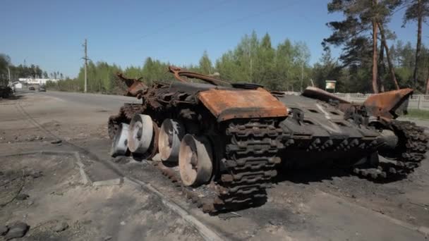 Rus ordusunun yanmış ve yok edilmiş tankının kalıntıları Ukrayna birlikleriyle yapılan bir savaş sonucunda ortaya çıktı. — Stok video