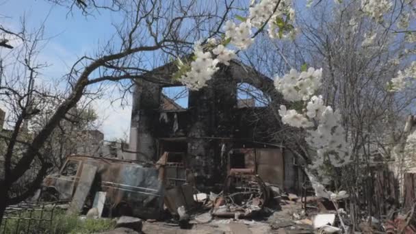 Zniszczony budynek mieszkalny w obwodzie kijowskim w wyniku ostrzału przez wojska rosyjskie — Wideo stockowe