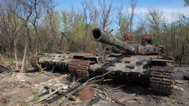 俄军坦克俄军在乌克兰基辅附近与乌克兰军队的战斗中被毁和烧毁的坦克 — 图库视频影像