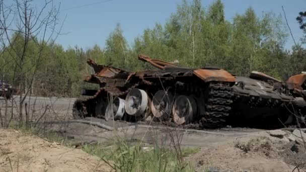 The remains of a burnt and destroyed tank of the Russian army as a result of a battle with Ukrainian troops — Stockvideo