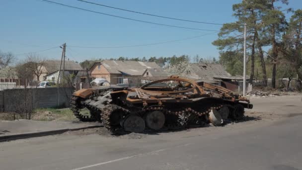 在与乌克兰军队的战斗中被烧毁和摧毁的俄罗斯军队坦克的残骸 — 图库视频影像
